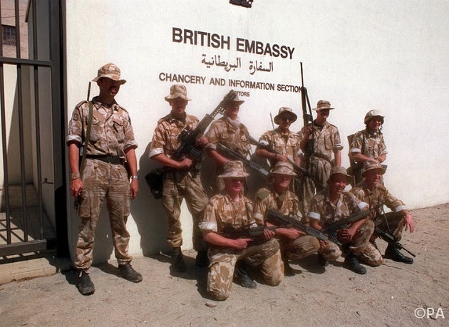 Британские солдаты у ворот посольства Великобритании в Кувете, 1991 год