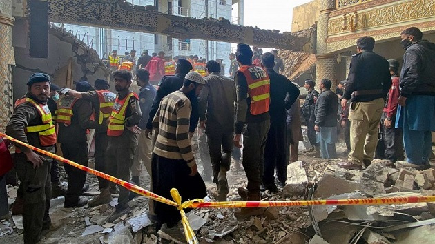 В Пакистане продолжаются спасательные работы на месте взрыва в мечети